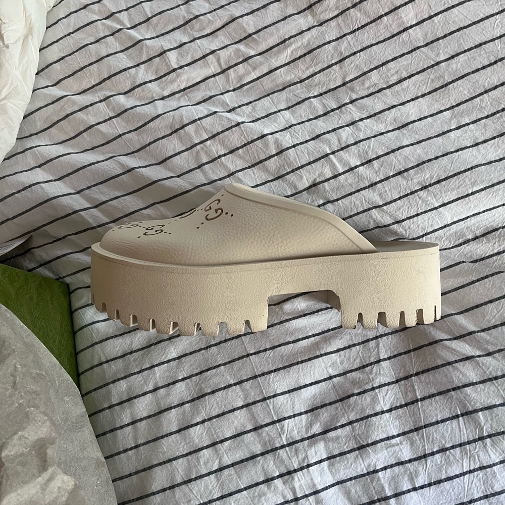 Gucci Cream Logo Clogs - Picture 6 of 7